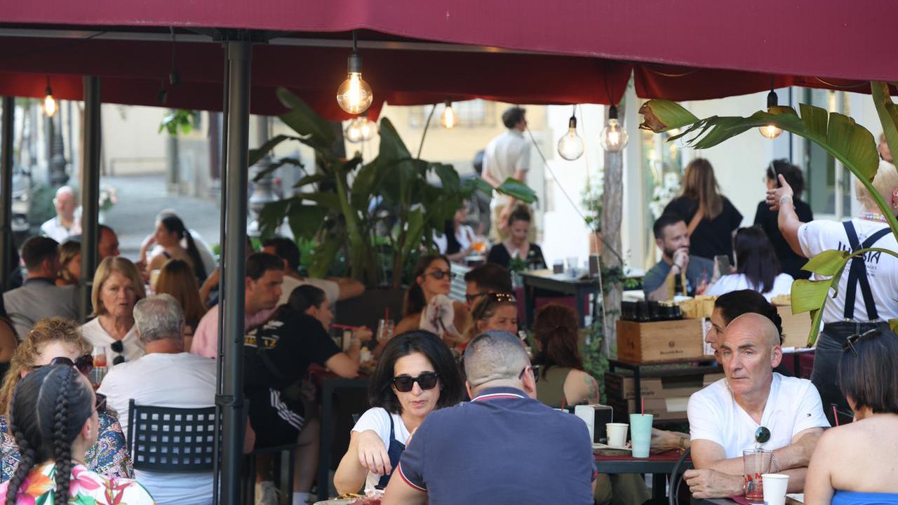Clienti ai tavoli di un locale (foto d'archivio)
