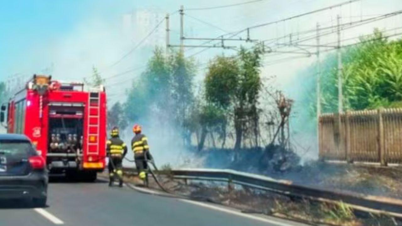 
	L'incendio sui binari (Foto Facebook: Settebagni)

