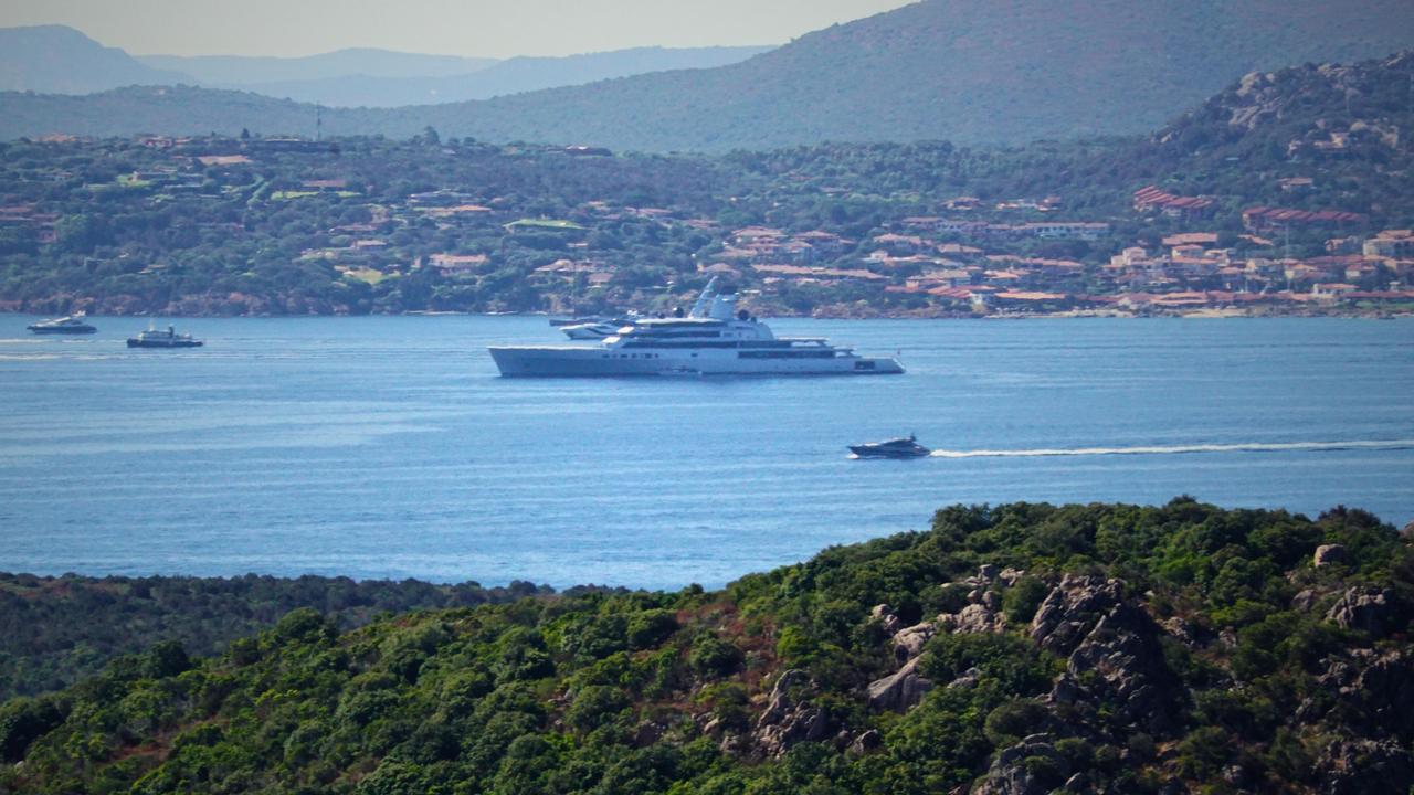 Dragonfly, il superyacht di Sergey Brin, davanti a Porto Rotondo