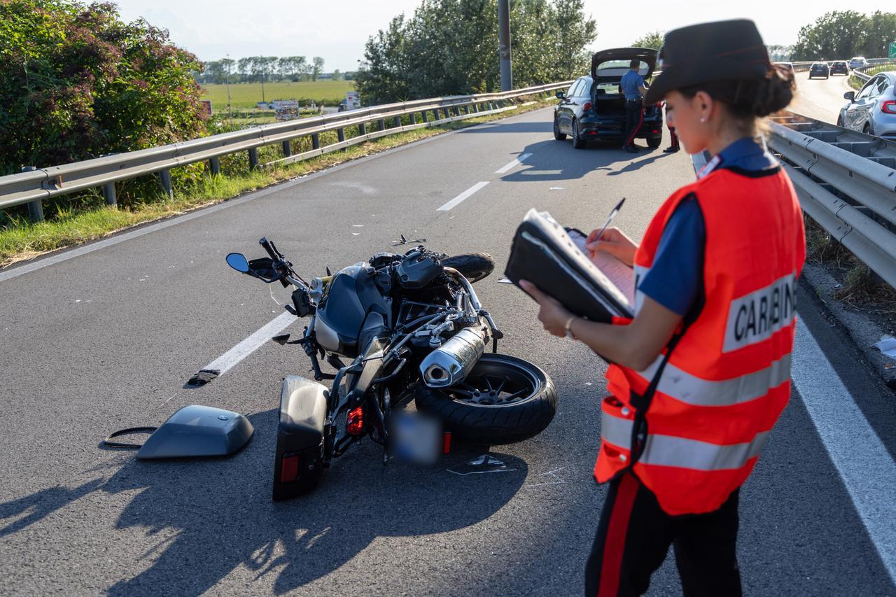 Incidente mortale sulla Super a Comacchio. Motociclista vola fuori strada e perde la vita