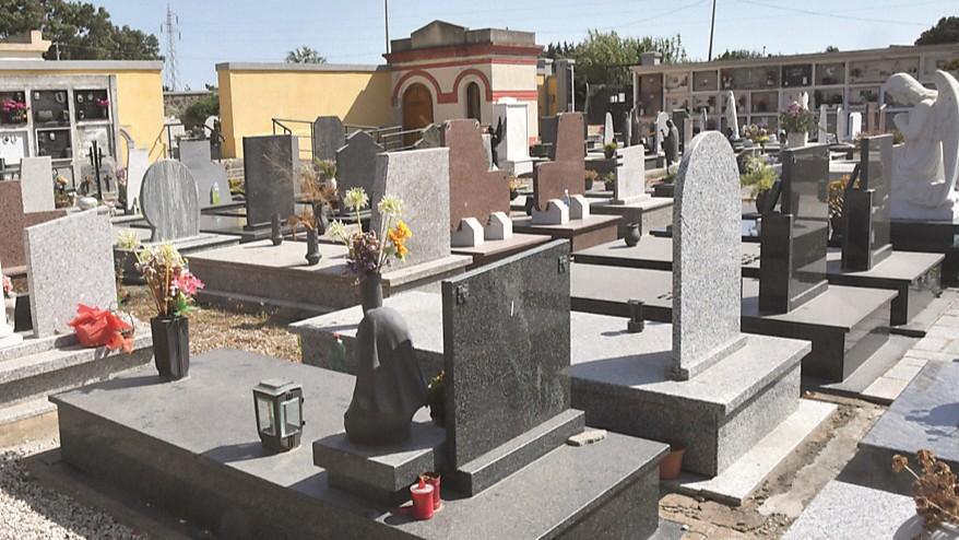 «Sulla tomba fiori bianchi e un cero»: te lo chiedo con “Aldilàpp”