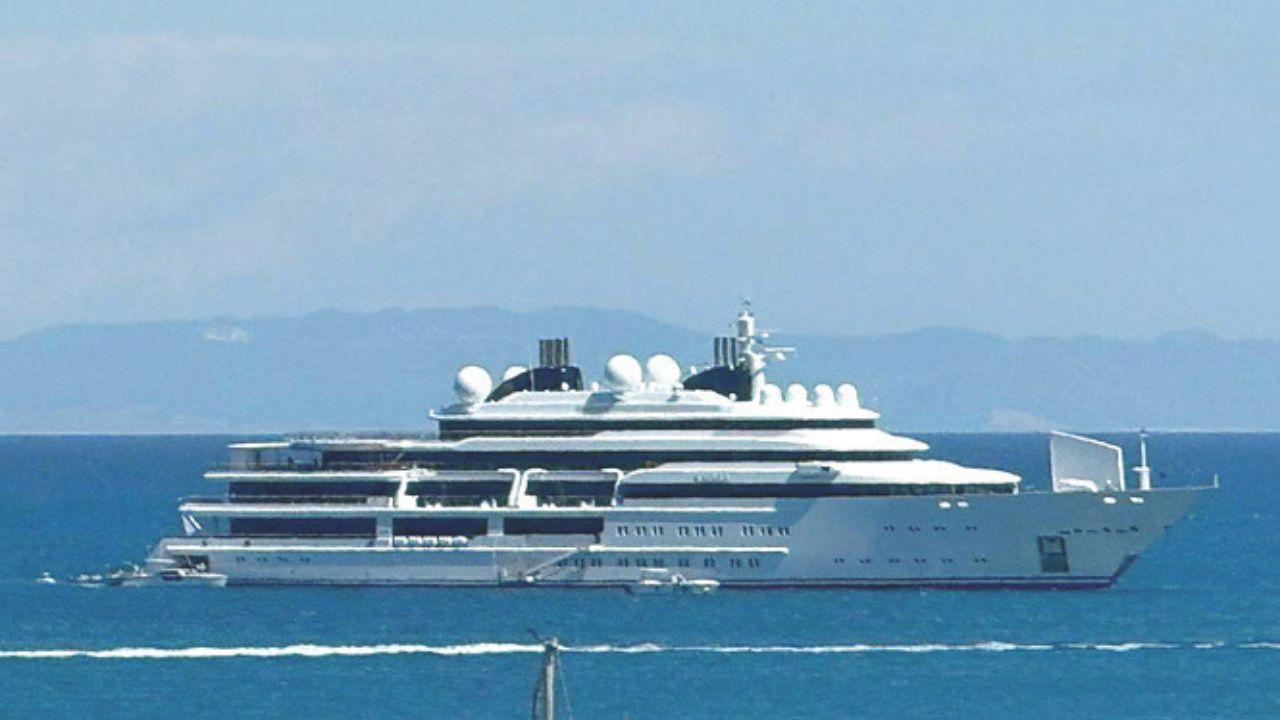 Il mega yacht Katara a Porto Ercole (foto Enzo Russo)
