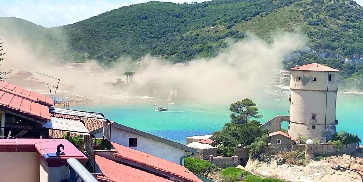 
	La nuvola di polvere sollevata dall&rsquo;eliambulanza Pegaso 2 a Giglio Campese

