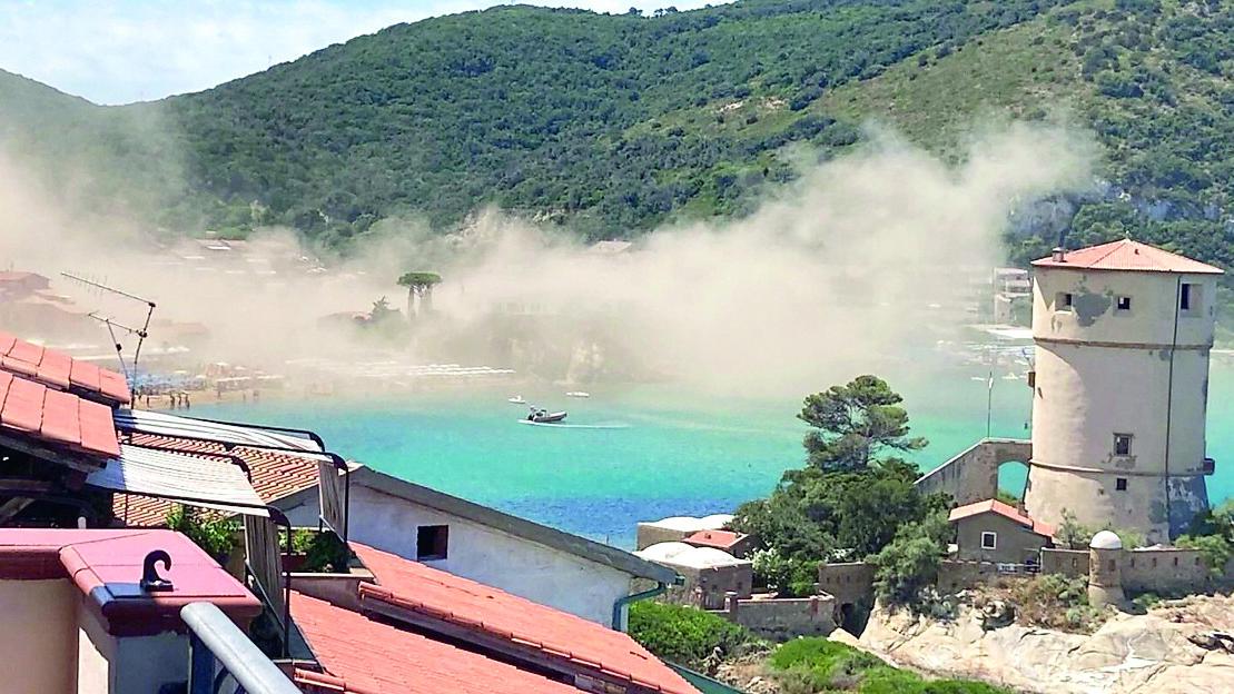 La nuvola di polvere sollevata dall’eliambulanza Pegaso 2 a Giglio Campese