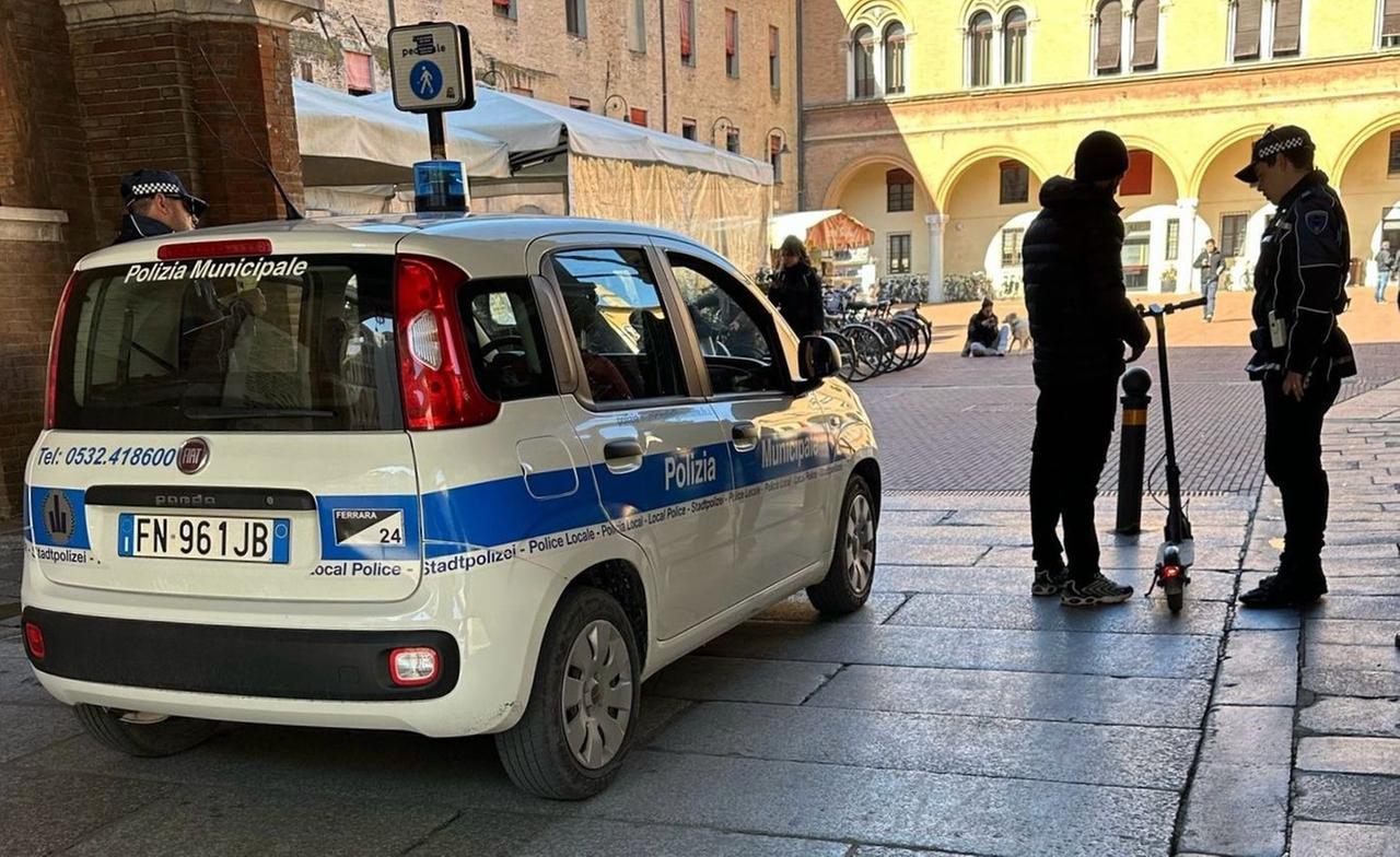 Monopattini, a Ferrara già più di 900 multe nel 2025: sosta e casco su tutti