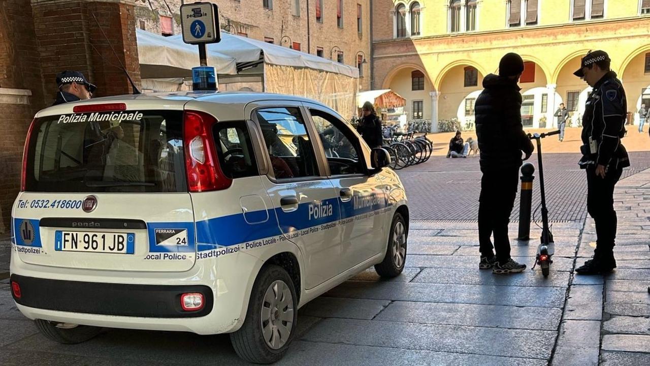 Monopattini, a Ferrara già più di 900 multe nel 2025: sosta e casco su tutti