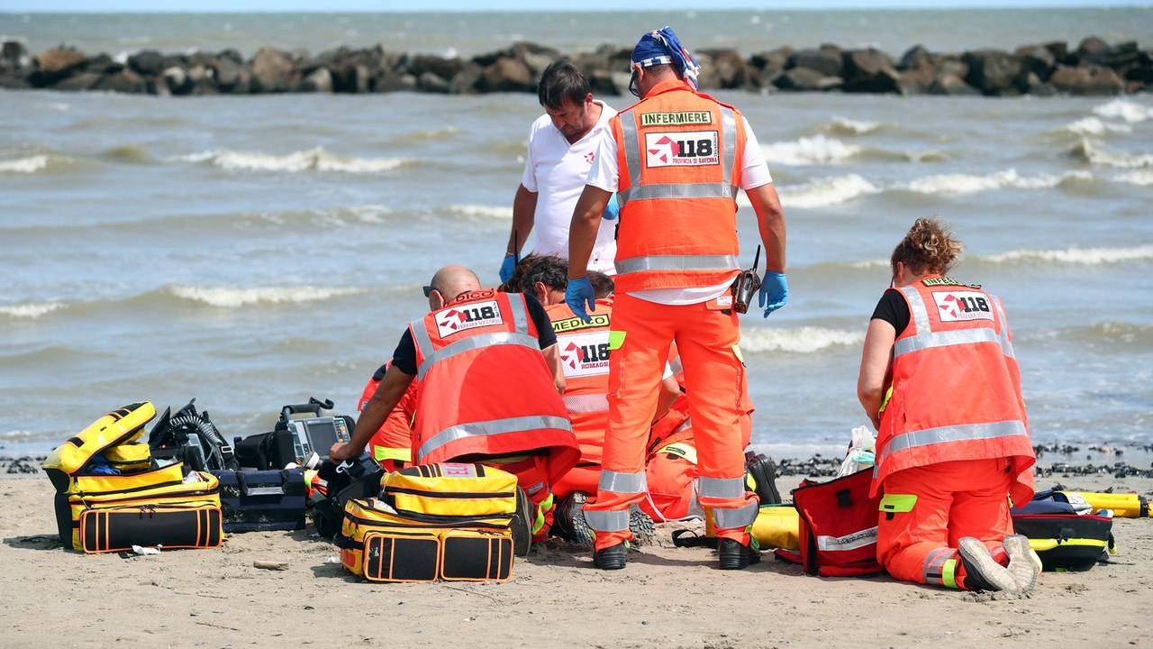 Si accascia mentre cammina in mare e muore. Tragedia a Lido Scacchi