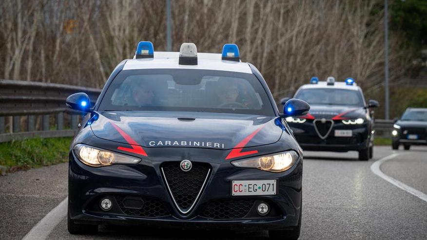 L'uomo è stato bloccato dai carabinieri dopo un folle inseguimento