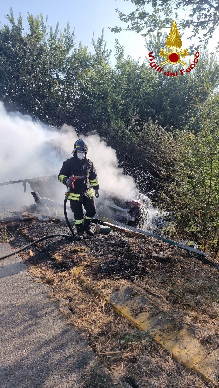 Auto in fiamme, la ferita: «Può esserci qualcuno dentro»