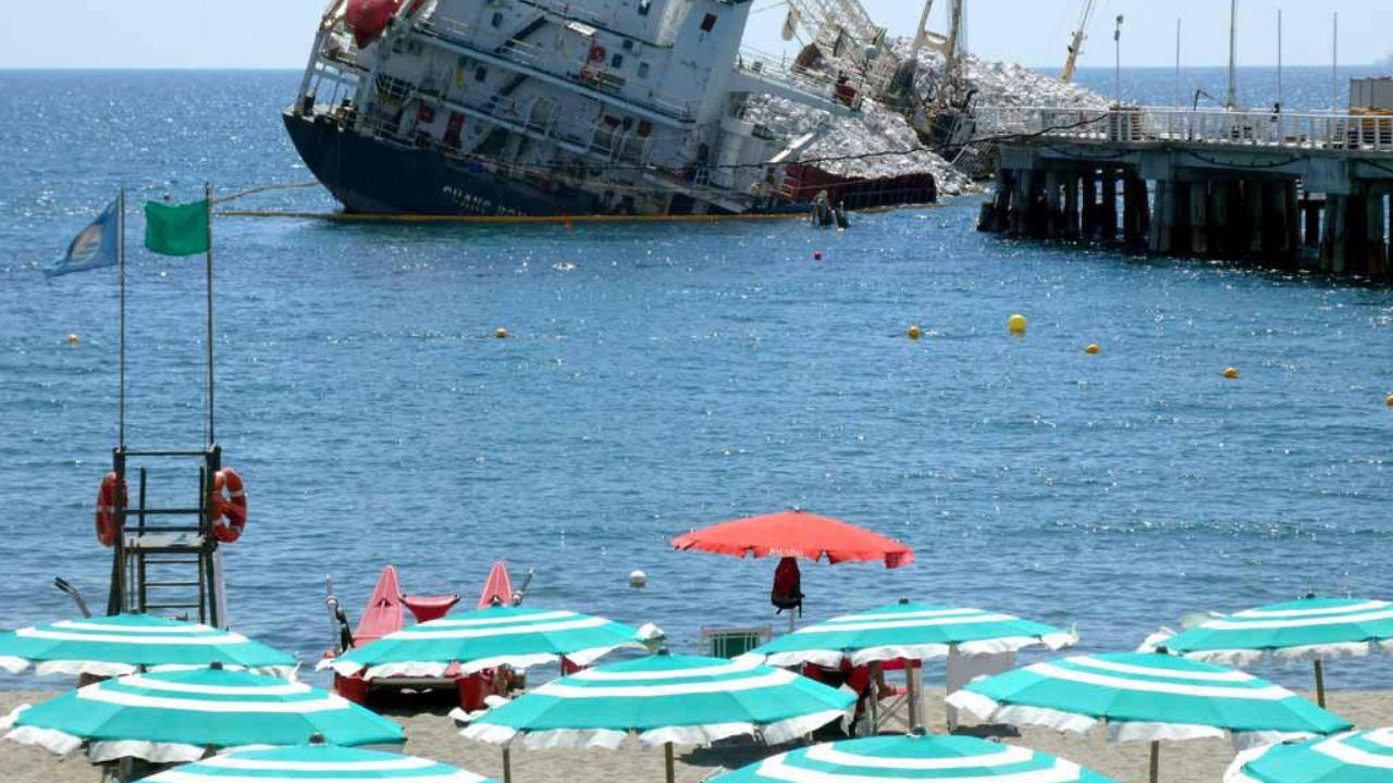 
	La nave Guang Rong incagliata dal 28 gennaio scorso al pontile di Marina di Massa (foto di archivio)

