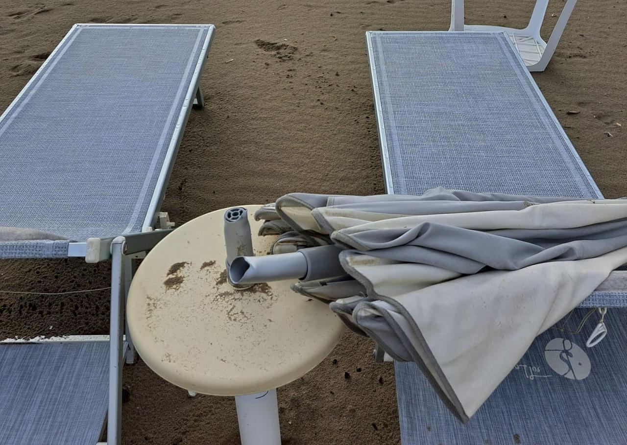 Lidi di Comacchio, l’idea anti-vandali: chiudere la spiaggia di notte con i pannelli
