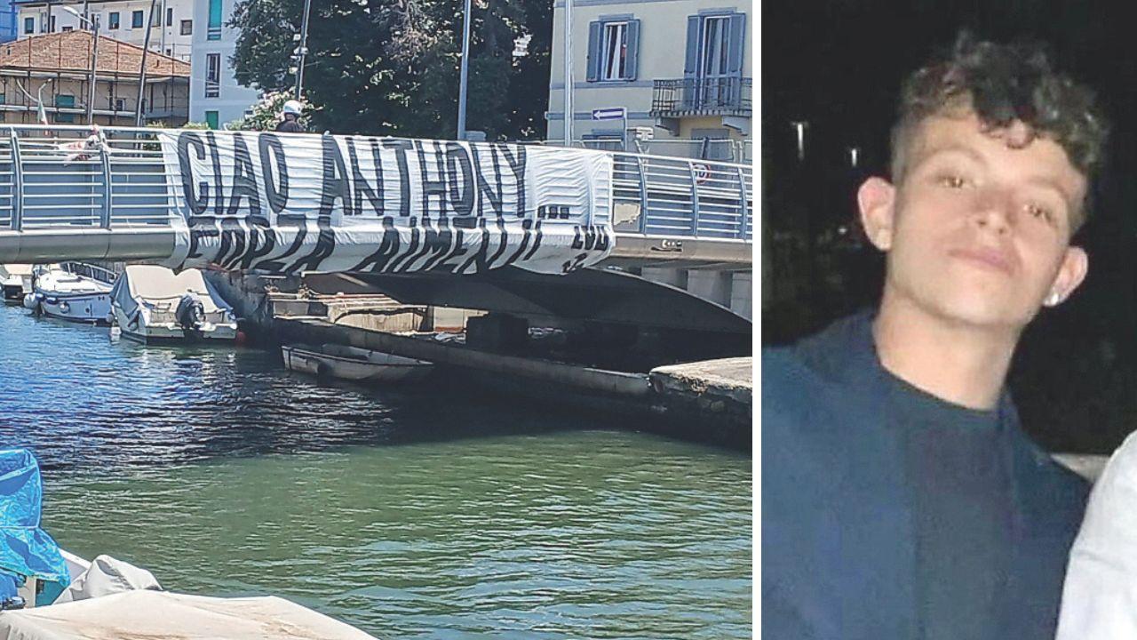 Lo striscione di addio a Anthony Mantia (a destra) e di sostegno a Aimen l’altro ragazzo coinvolto nello schianto