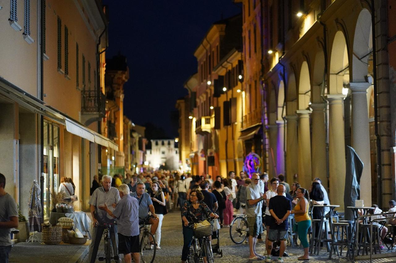 Artisti, musica e spettacolo. A Cento il successo è… Porticoso