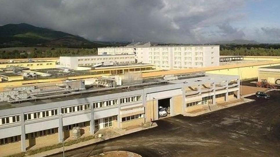 Detenuto appicca un incendio in cella: sei agenti intossicati