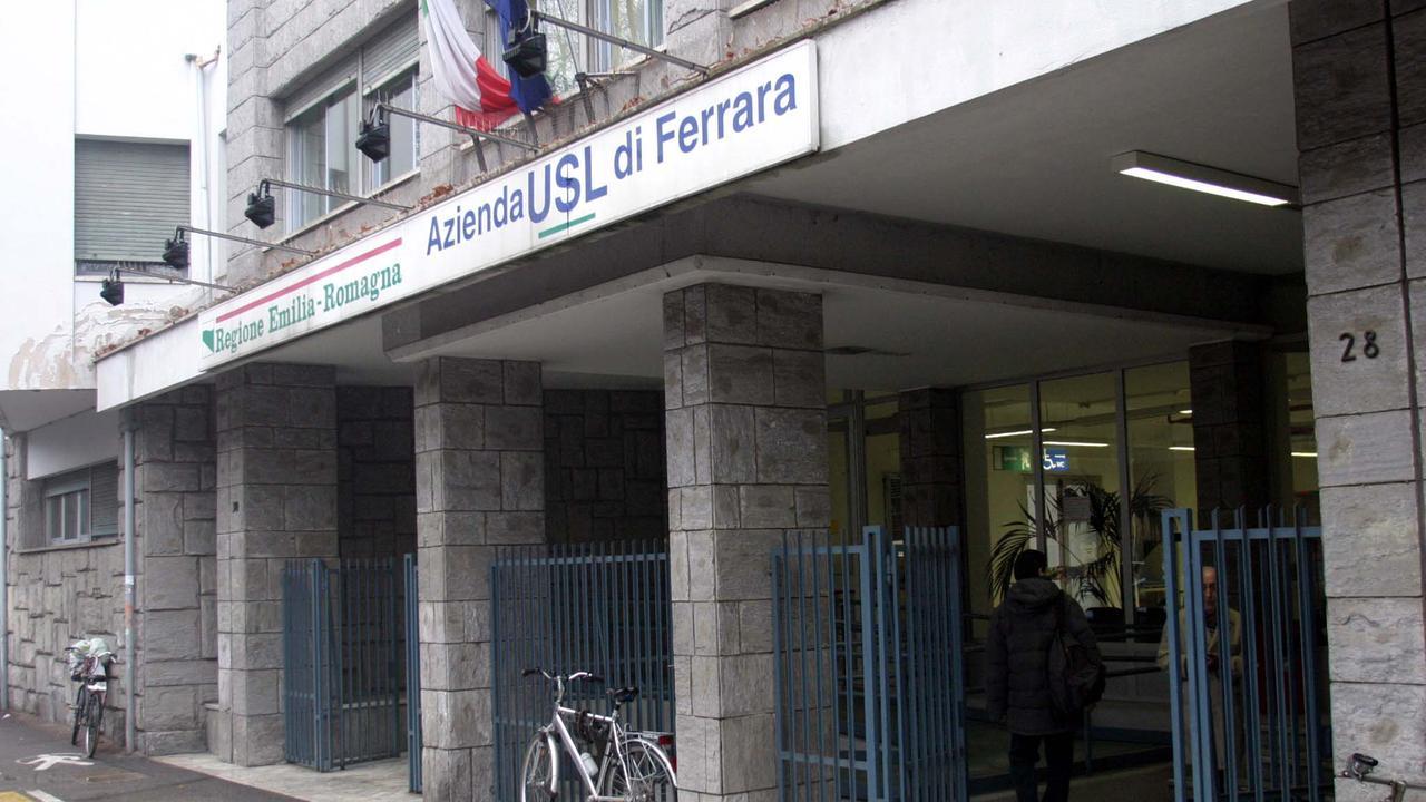 Retribuzioni in sanità a Ferrara. Donne molto indietro: solo 8 nella top 30