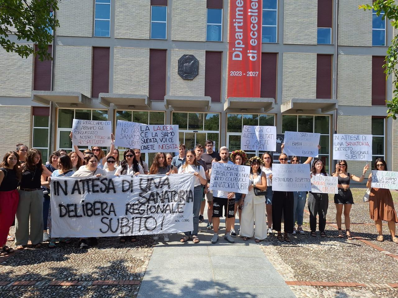 Lauree “mutilate”, le educatrici davanti alla sede di Unimore: «L’università ci ha trattato in modo vergognoso»