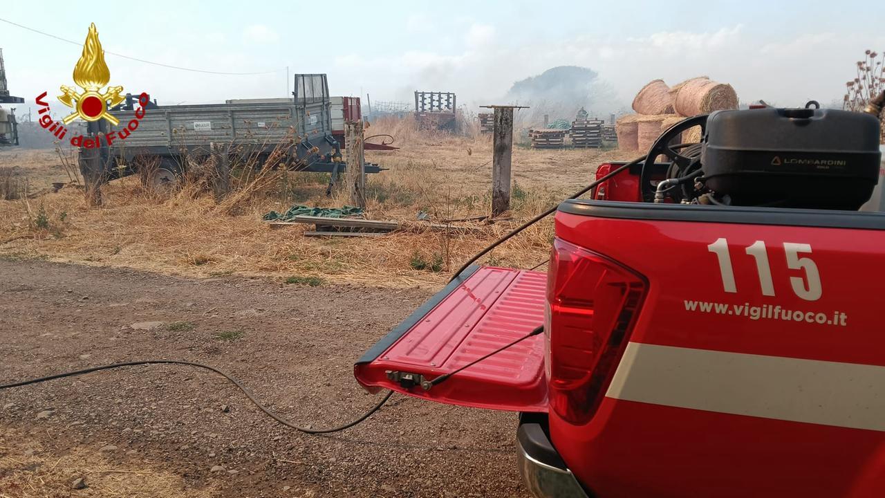 Incendio nelle campagne di Sindia: le fiamme circondano un’azienda agricola