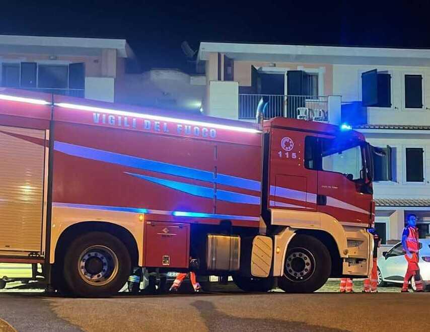 
	I vigili del fuoco fuori dalla palazzina in via Marlianese a Ponte di Serravalle in cui &egrave; divampato l'incendio

