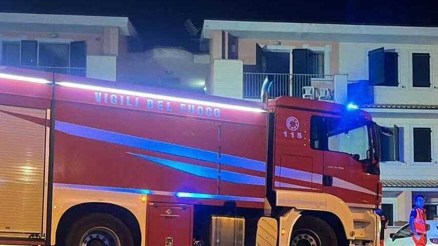 I vigili del fuoco fuori dalla palazzina in via Marlianese a Ponte di Serravalle in cui è divampato l'incendio