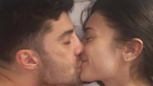Elodie, un bacio tra le lenzuola con Iannone per smentire la crisi