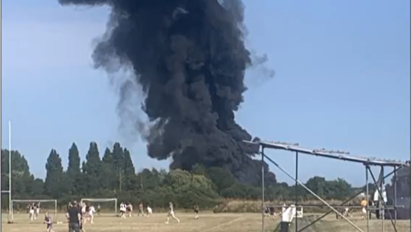 Aereo prende fuoco e precipita all’aeroporto di Londra poco dopo il decollo