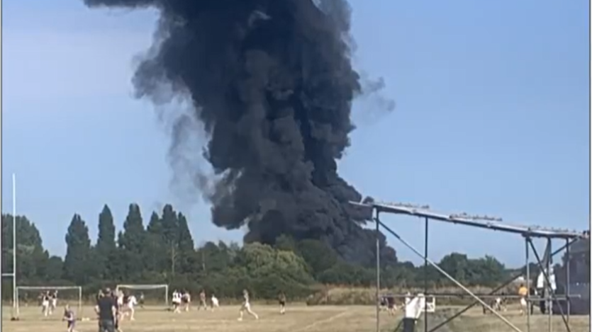 Aereo prende fuoco e precipita all’aeroporto di Londra poco dopo il decollo