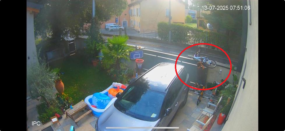 Ladro s’intrufola in una casa e poi scappa con una bici da bambino. Beccato dalle telecamere