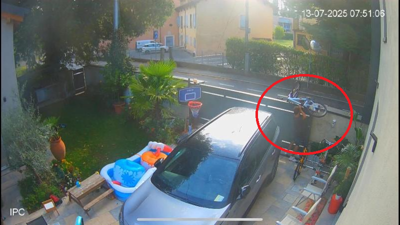 Ladro s’intrufola in una casa e poi scappa con una bici da bambino. Beccato dalle telecamere