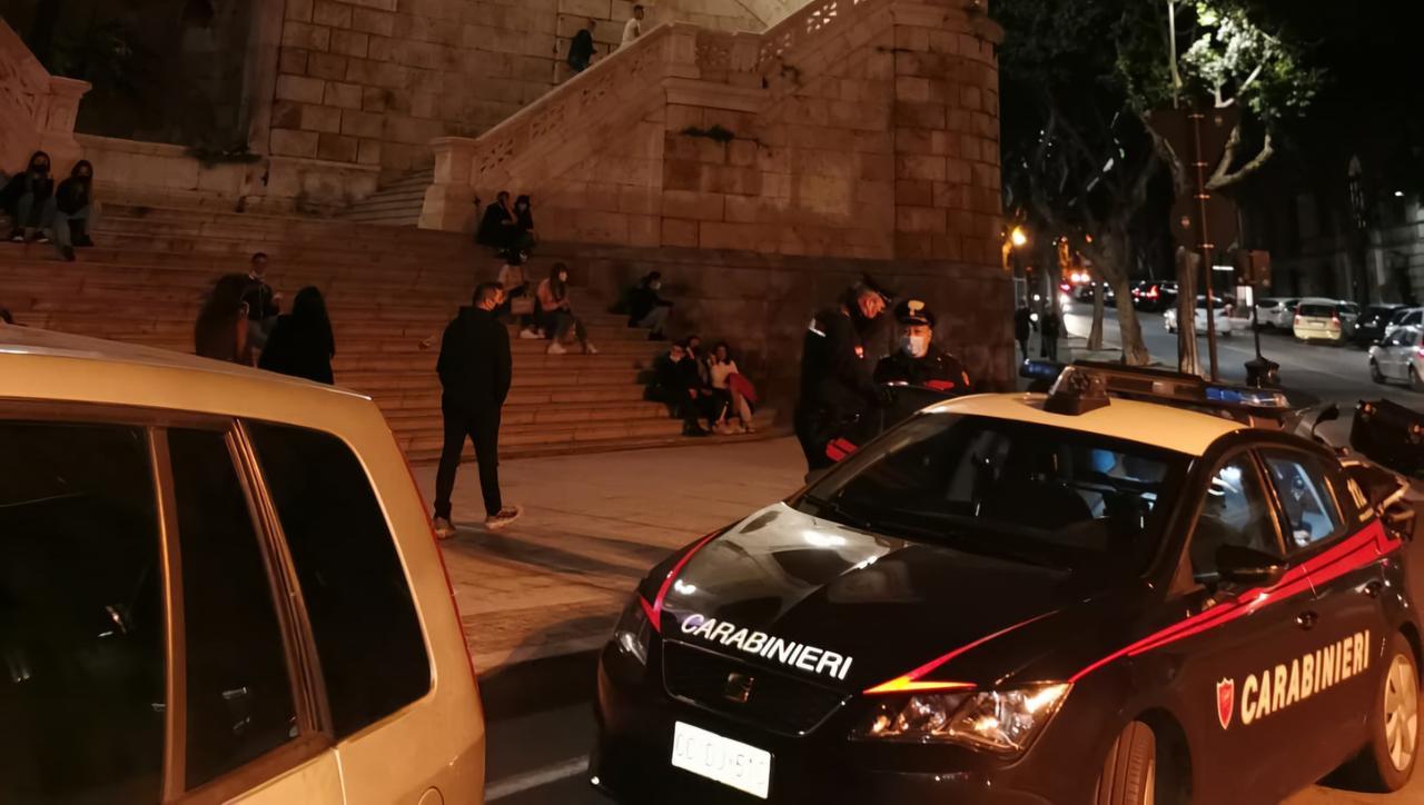 Prende a schiaffi la compagna e tenta di spingerla giù dal balcone: arrestato