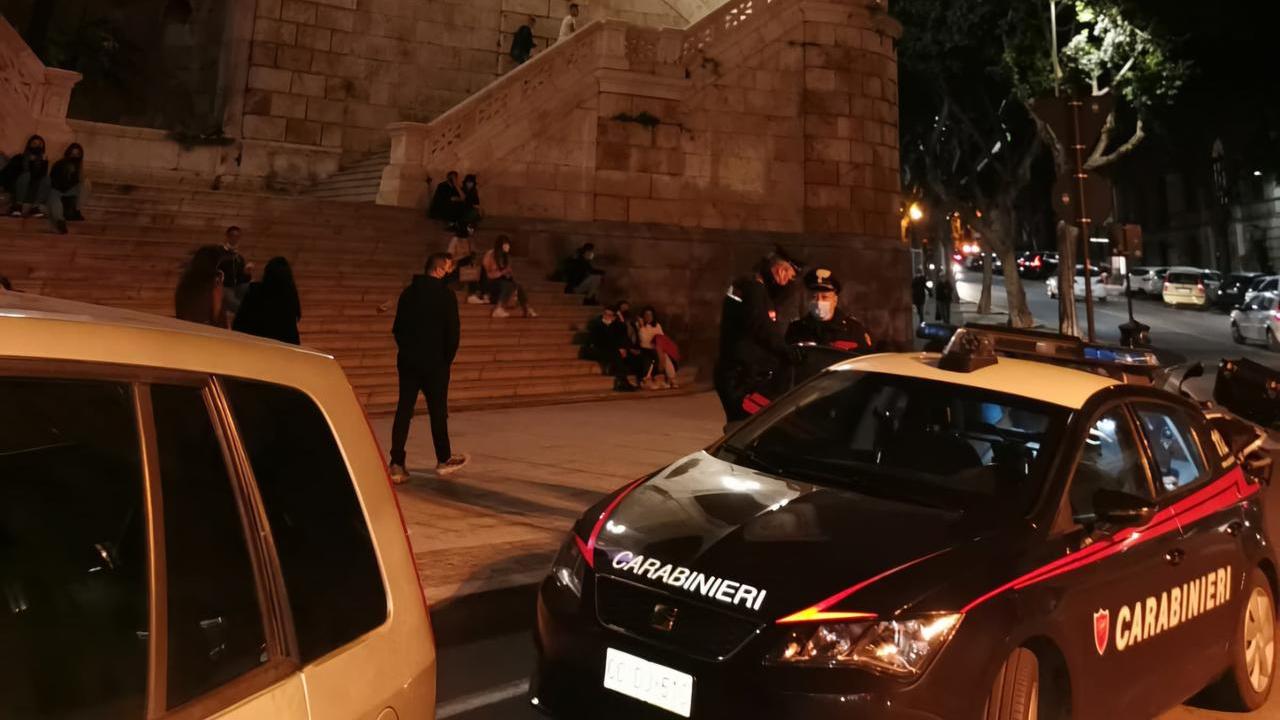 Prende a schiaffi la compagna e tenta di spingerla giù dal balcone: arrestato