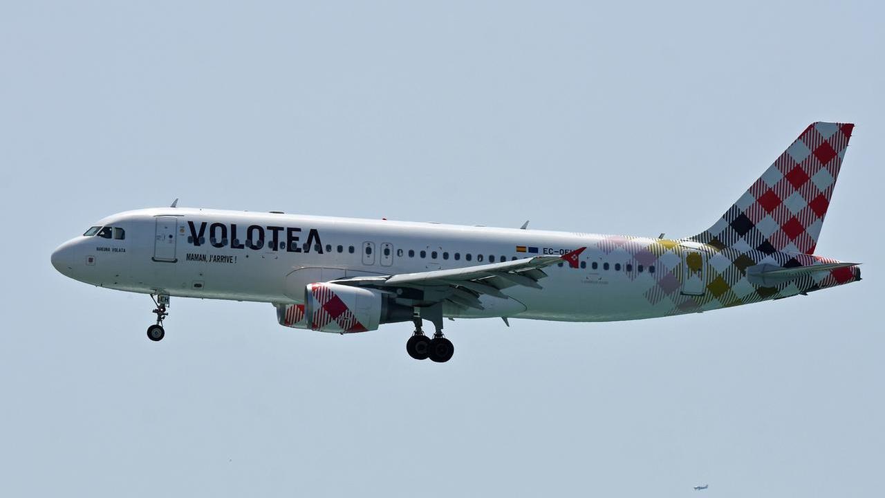 Volo per Firenze in ritardo di 18 ore: 140 passeggeri bloccati ad Alghero