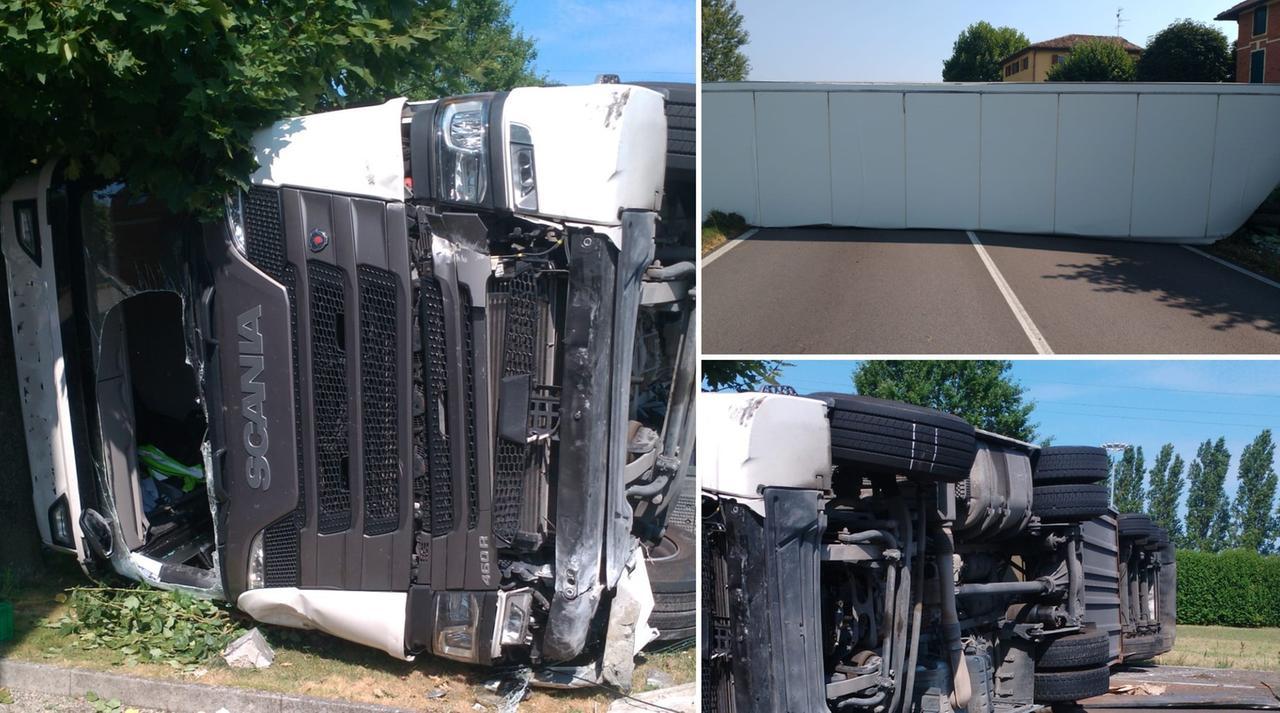 Camion ribaltato sulla Nazionale per Carpi, strada chiusa e traffico in tilt