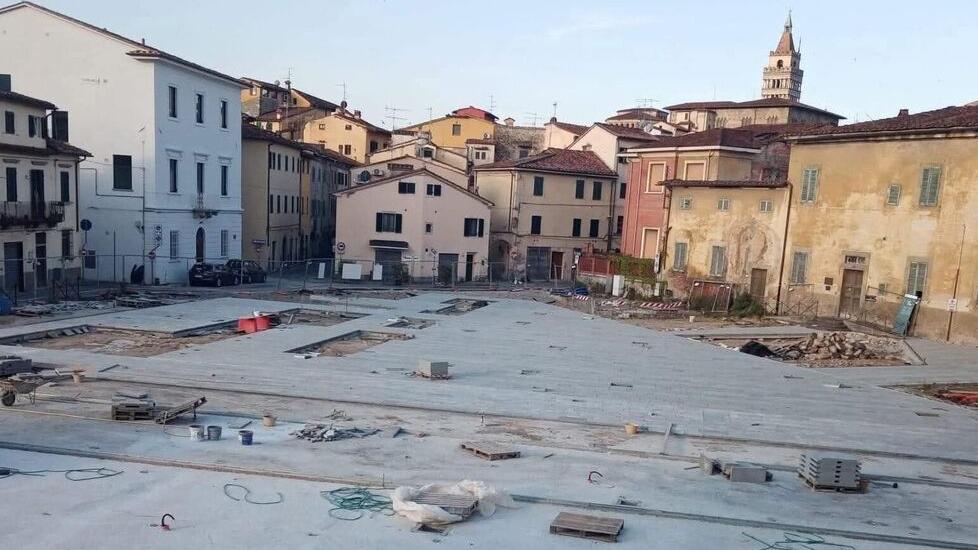 Pistoia, bocciata piazza San Lorenzo: «È un lastrone di cemento»<br>