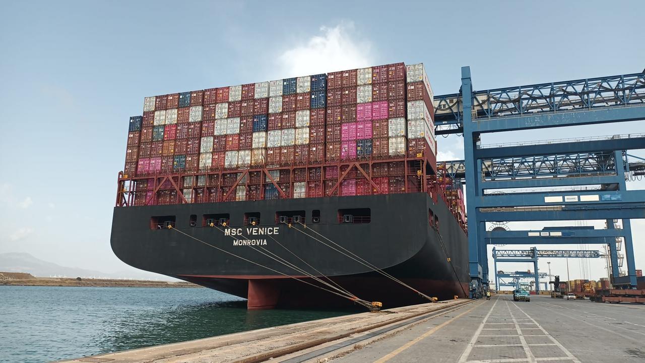 A Cagliari la nave portacontainer più grande di sempre: 399 metri