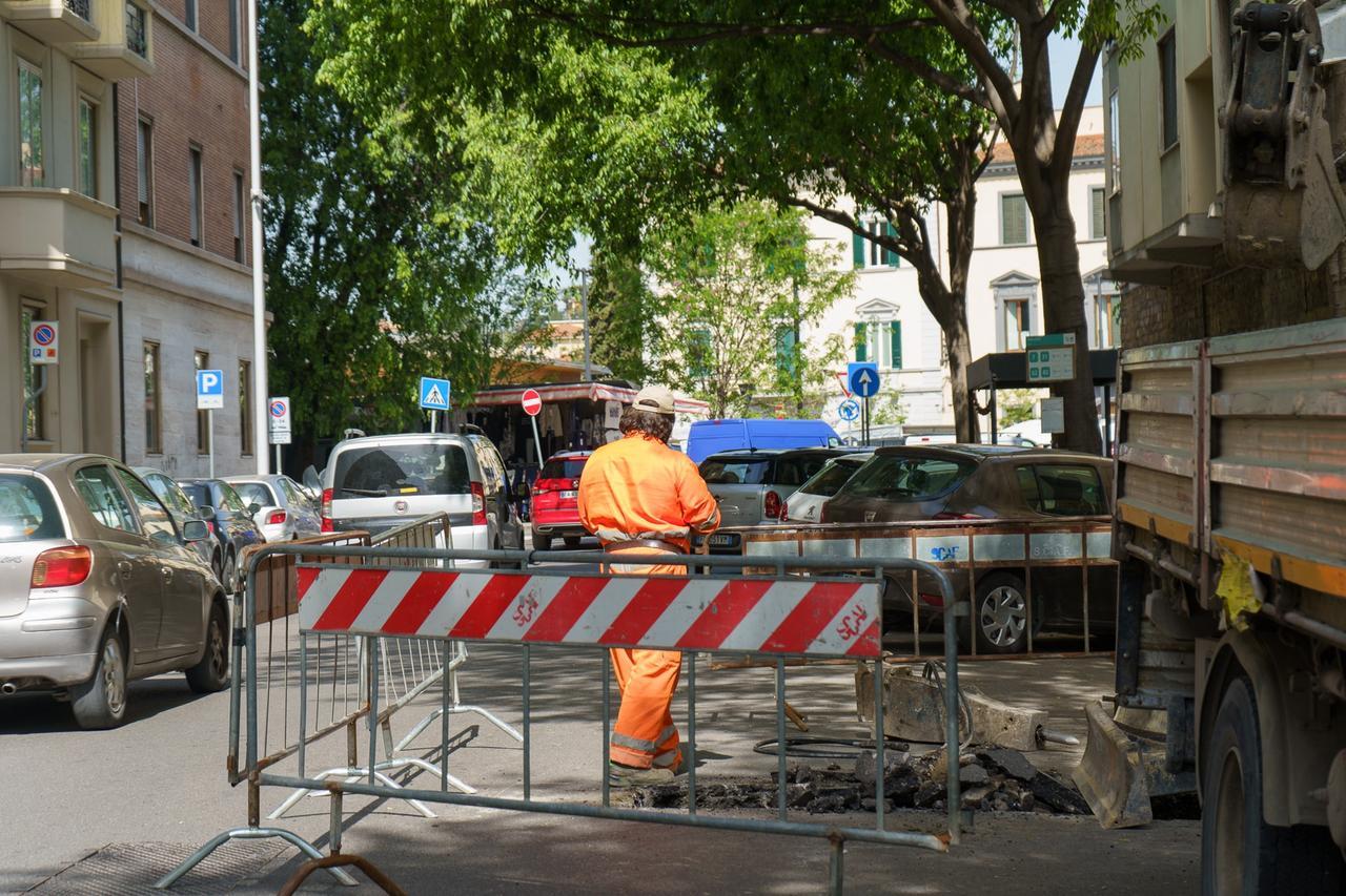 
	Un cantiere stradale in citt&agrave; (foto d&rsquo;archivio)

