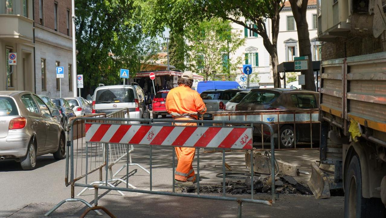 Un cantiere stradale in città (foto d’archivio)