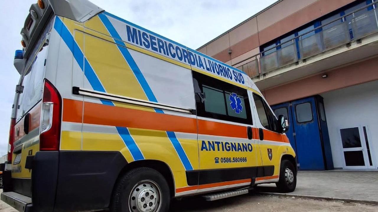Un'ambulanza della Misericordia di Antignano (foto d'archivio)