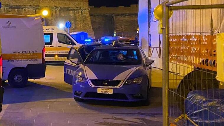 Ambulanze della Svs e una volante della polizia (foto d'archivio)
