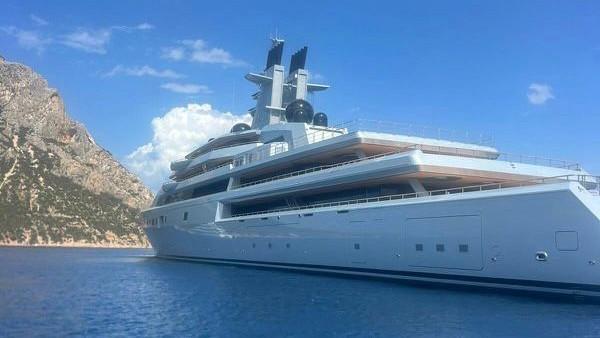 Mr Google saluta la Gallura: il super yacht di Brin incanta Tavolara, poi rotta verso Sud