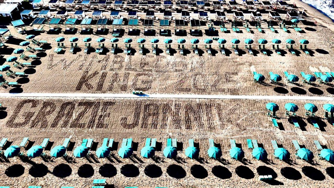 
	La scritta&nbsp;sulla spiaggia del bagno La Perla

