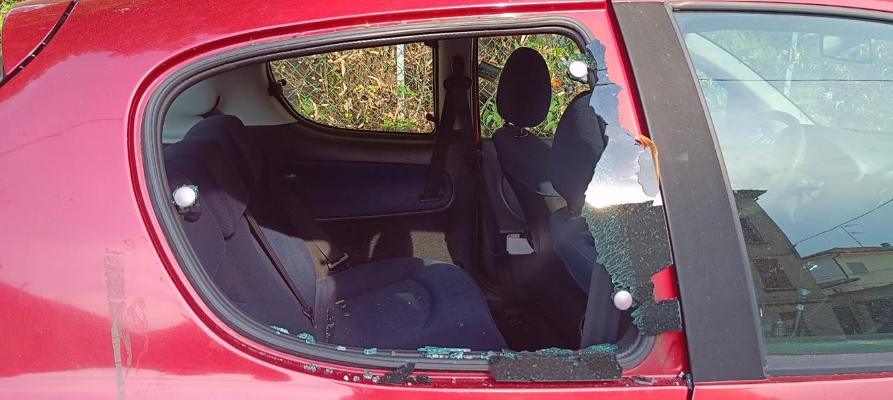 Parte per le ferie, al ritorno trova la propria macchina vandalizzata