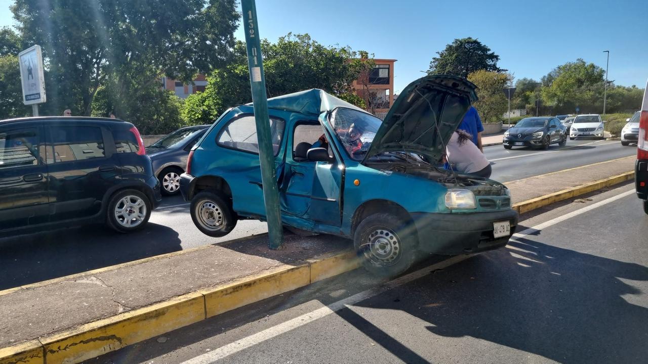 Si schianta contro un palo della luce, ferito un 27enne