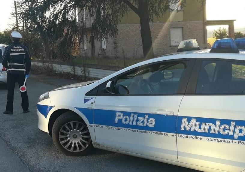 Guidava senza mai aver preso la patente: i cittadini lo segnalano. Multa da 5.100 euro