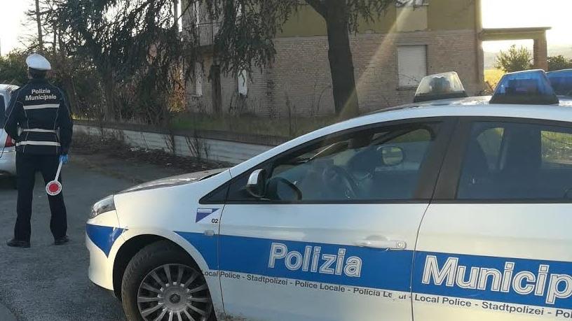 Guidava senza mai aver preso la patente: i cittadini lo segnalano. Multa da 5.100 euro