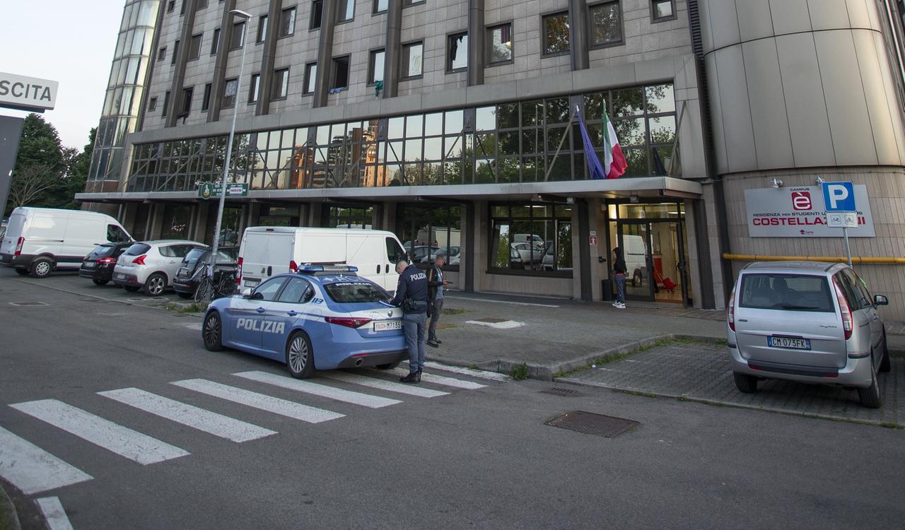 
	La poliza all'esterno della residenza Costellazioni (foto d'archivio)

