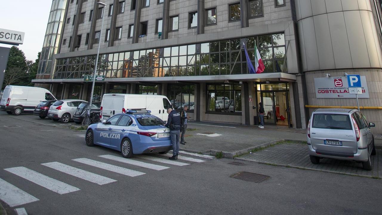La poliza all'esterno della residenza Costellazioni (foto d'archivio)