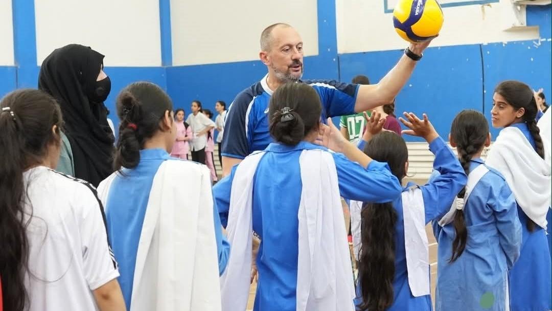 Enrico Balletto: «Dalla Sardegna al Pakistan per insegnare il volley alle ragazze»