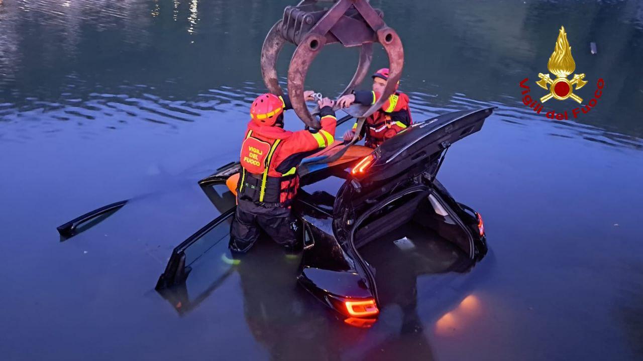 Cerreto, finisce con l’auto nel lago, salvo il conducente