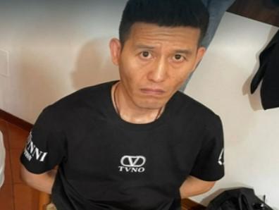 
	Jang Bobo fotografato in Questura subito prima della fuga

