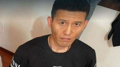 Jang Bobo fotografato in Questura subito prima della fuga